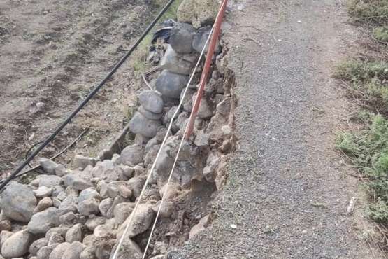 Desprendimiento en un camino vecinal de Tara/TA.
